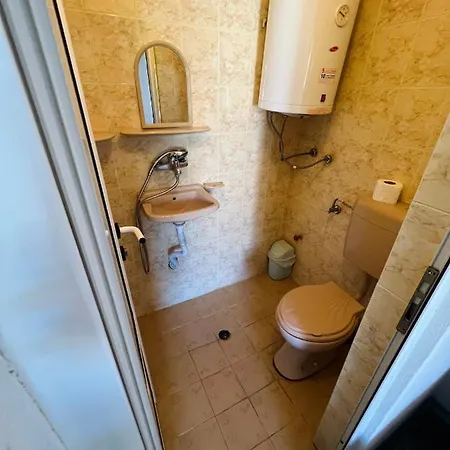 несебър, къща със под наем с баня, тоалетна и тераса само на 400метра от двата плажа в * Misivri