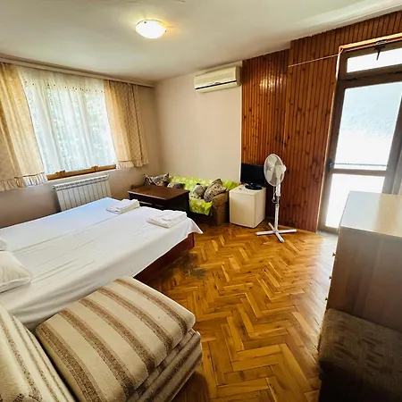 несебър, къща със под наем с баня, тоалетна и тераса само на 400метра от двата плажа в Pansiyon Misivri