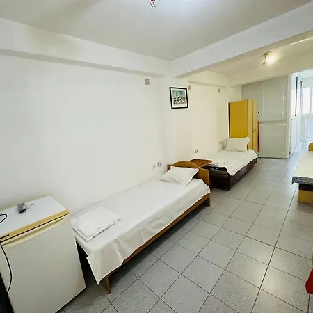 несебър, къща със под наем с баня, тоалетна и тераса само на 400метра от двата плажа в * Misivri