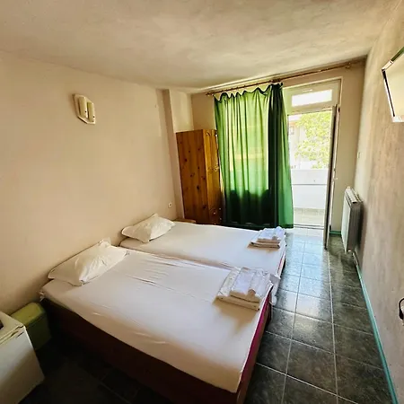 несебър, къща със под наем с баня, тоалетна и тераса само на 400метра от двата плажа в