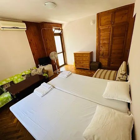 несебър, къща със под наем с баня, тоалетна и тераса само на 400метра от двата плажа в Habitación en casa particular Nesebar